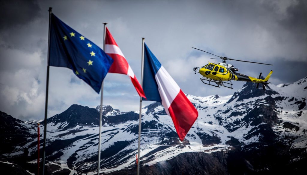 Hélicoptère dans le massif du Mont-Blanc