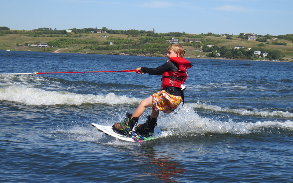 un garçon sur un wakeboard