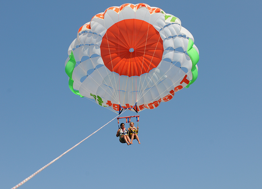 Parachute ascensionnel à Saint-Tropez