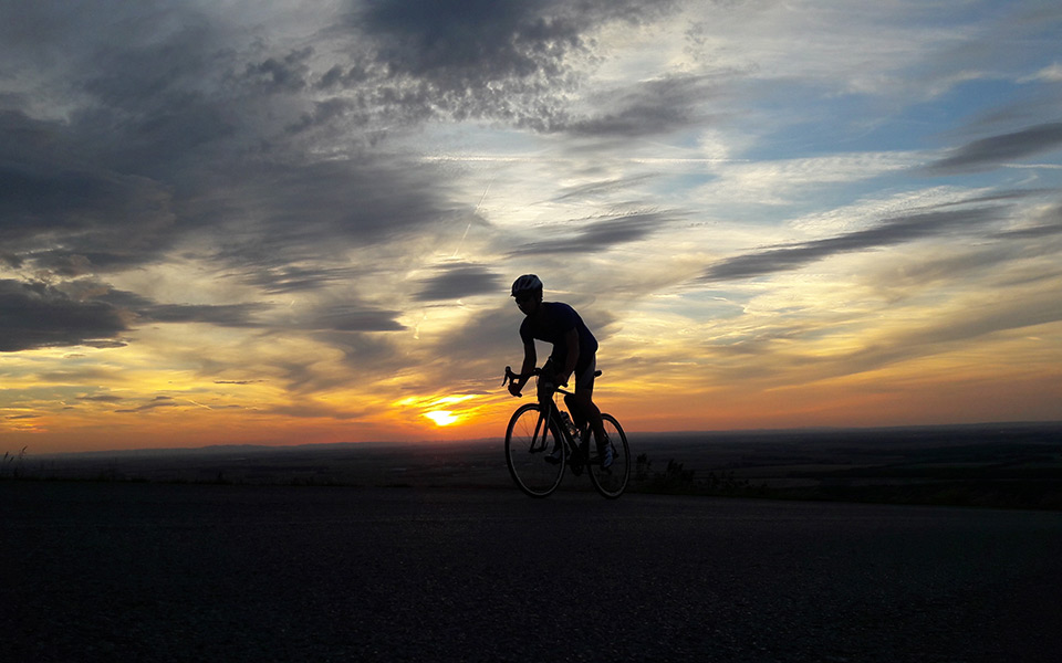 cycliste au crépuscule