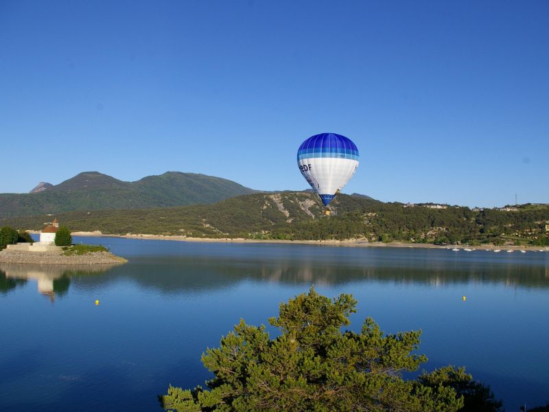 montgolfière survolant un lac