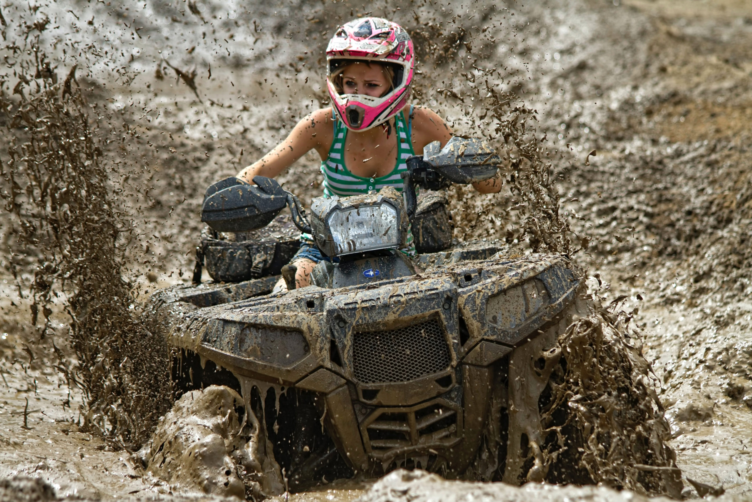 femme sur un quad dans la boue