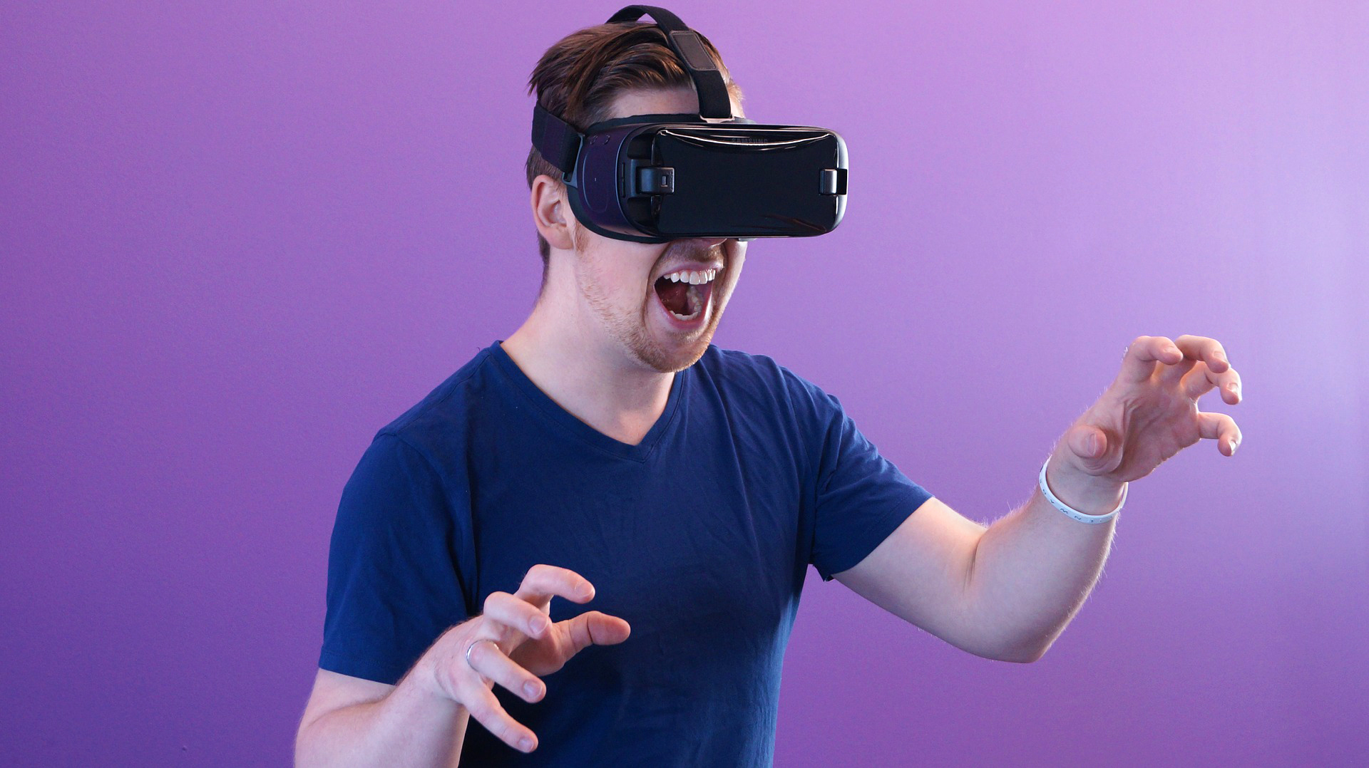 Homme avec un casque VR