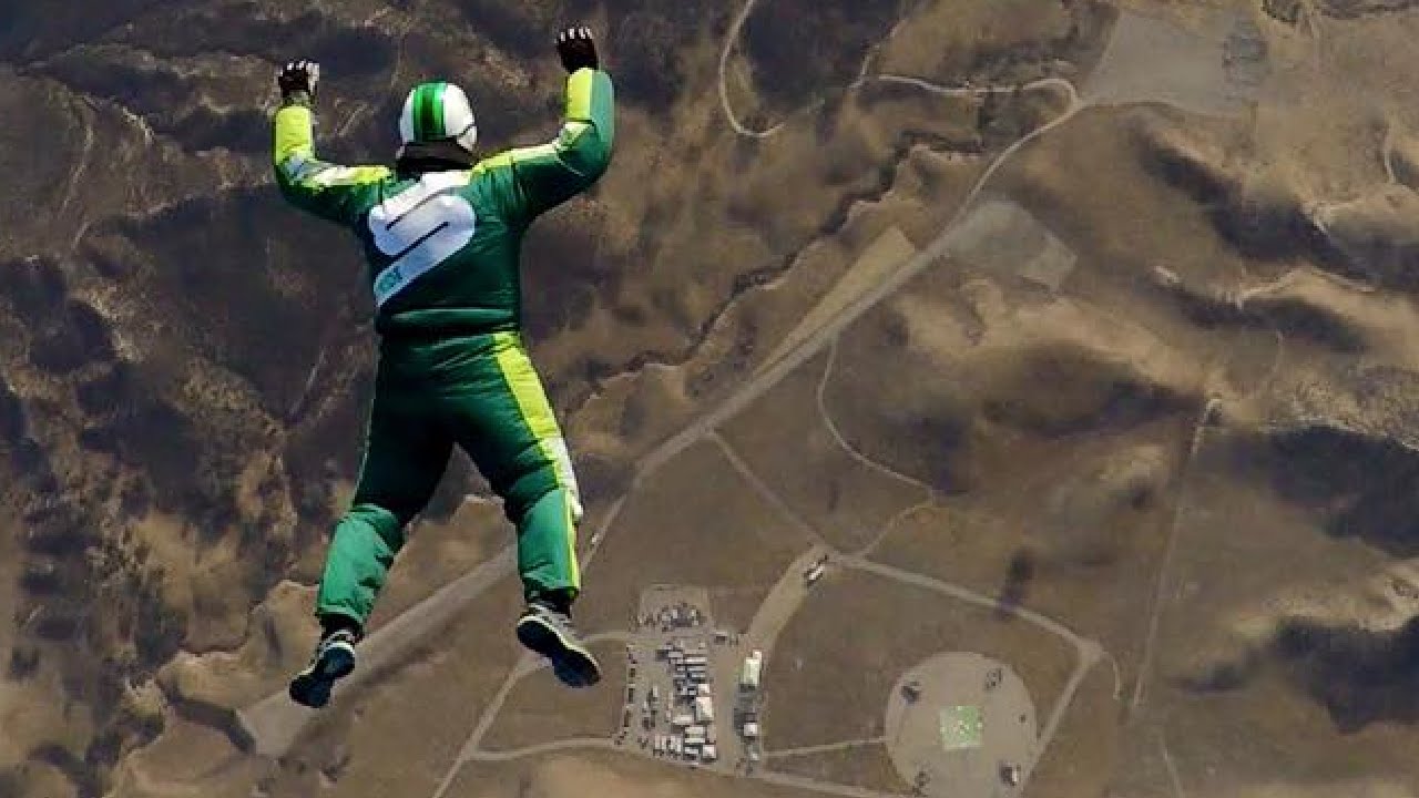 Luke Aikins en pleine chute libre sans parachute