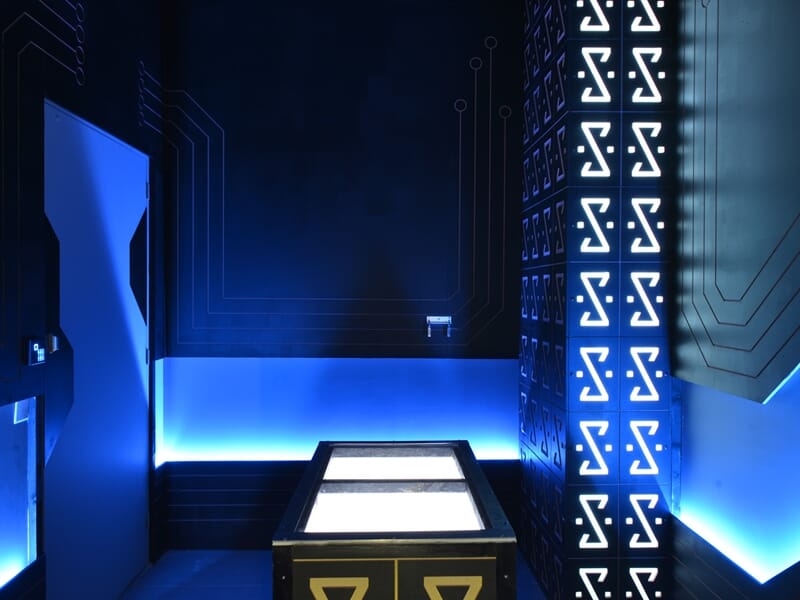 Une salle d'Escape Game futuriste