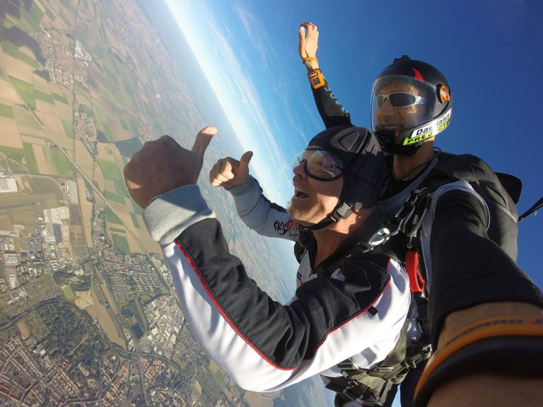 Les occasions spéciales pour sauter en parachute : quand le ciel devient le théâtre de vos célébrations