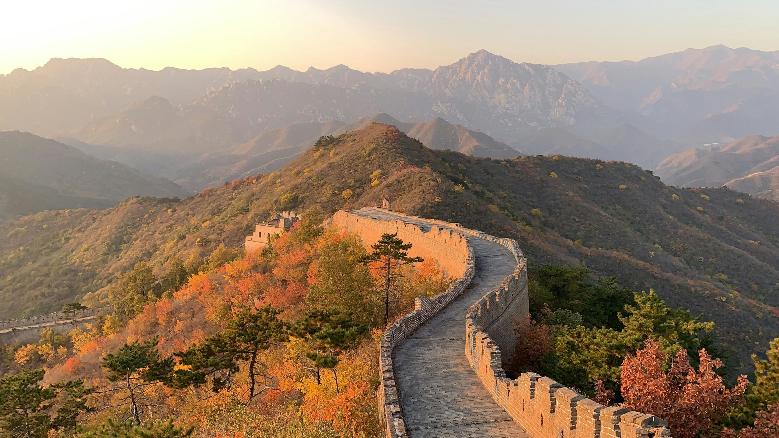 La grande muraille de chine sous le soleil couchant : une des destinations de rêve de parachutisme.