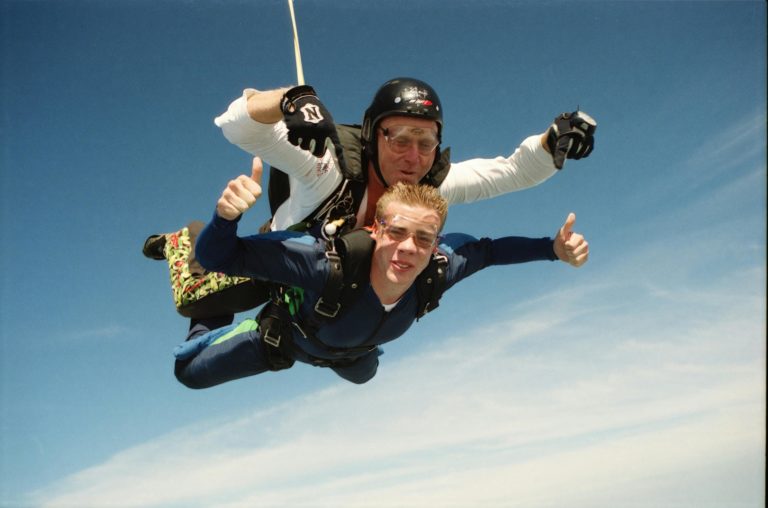 Offrir un saut en parachute : idées et conseils pour un cadeau inoubliable