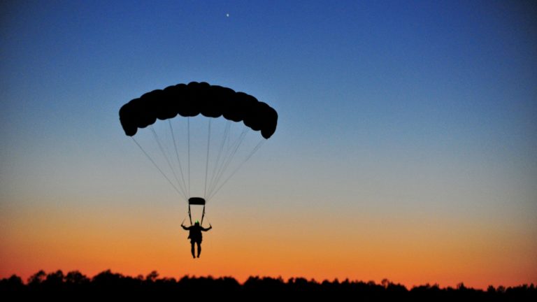 Les 5 plus belles vidéos de parachutisme : immersion garantie