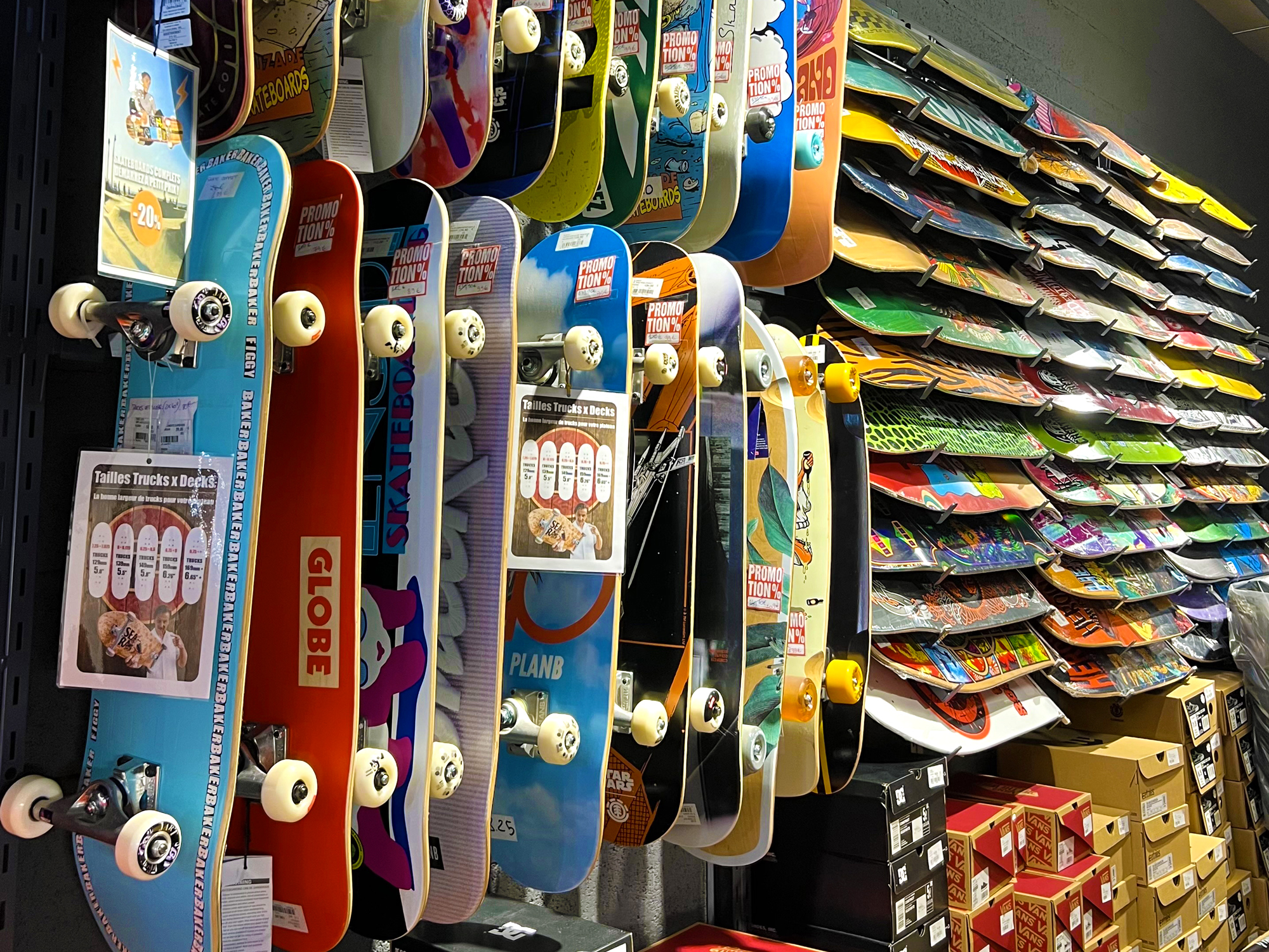 une rangée de skateboards dans le magasin Freeride Attitude