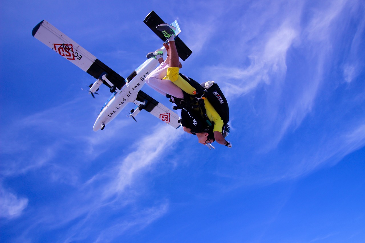 deux personnes sautent d'un avion lors d'un baptême de parachutisme en tandem