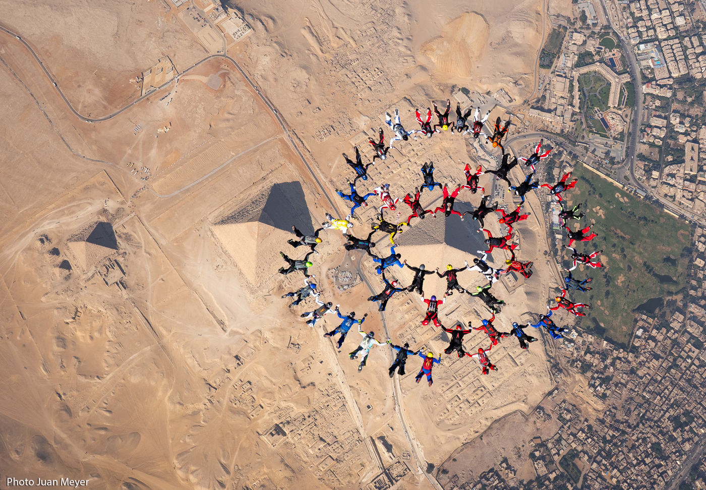 Tentative de la plus grande formation d'Egypte de parachutistes. 50 parachutistes forment une figure dans le ciel égyptien au-dessus des pyramides.