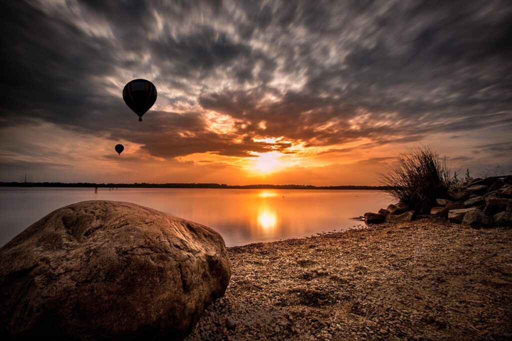 vol en montgolfière au coucher de soleil