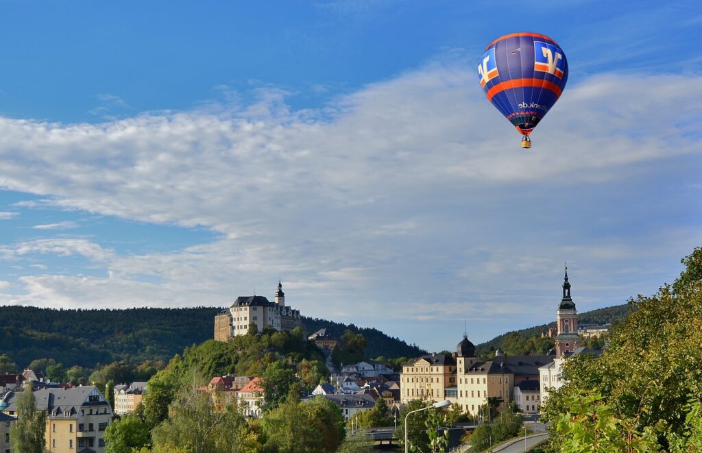 vol en montgolfière au-dessus de châteaux