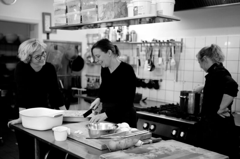 Apprendre à cuisiner avec un cours de cuisine : que peut-on maîtriser en quelques heures avec un chef ?
