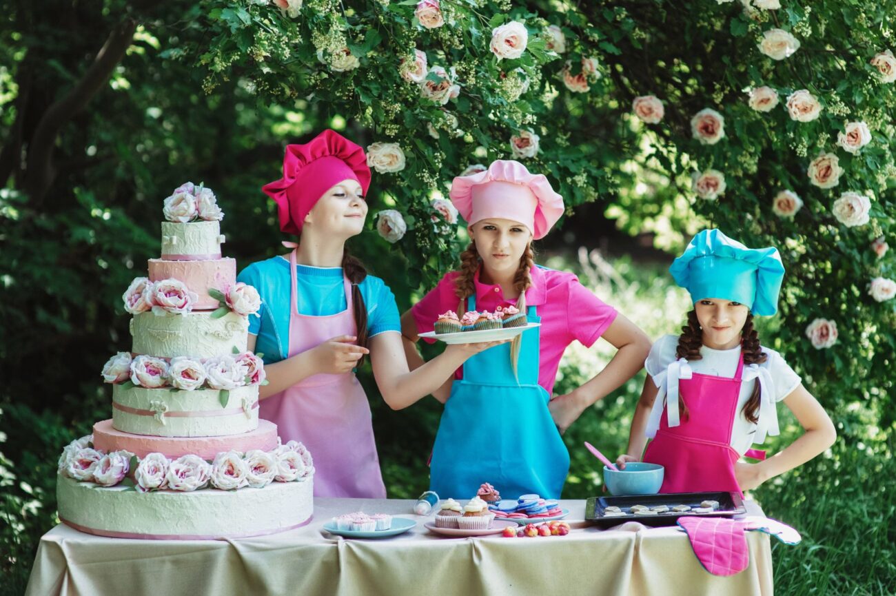 anniversaire enfants avec jeunes en tenue de cuisine
