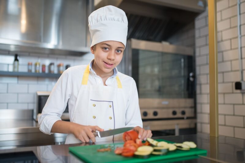 Cours de cuisine pour ado : une activité ludique pour apprendre à cuisiner