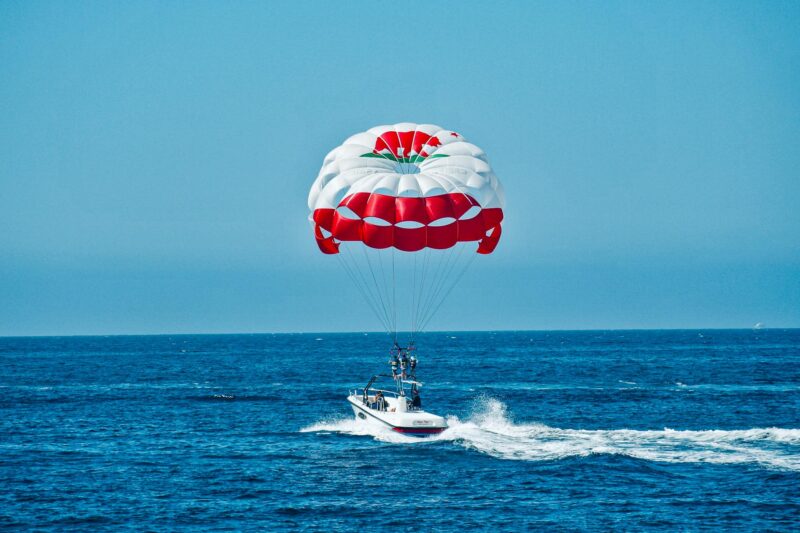 parachute ascensionnel dans la mer avec bateau