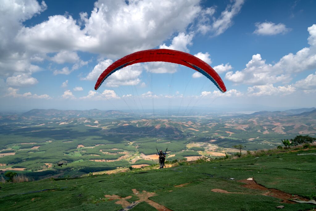 décollage à flan de falaise parapente