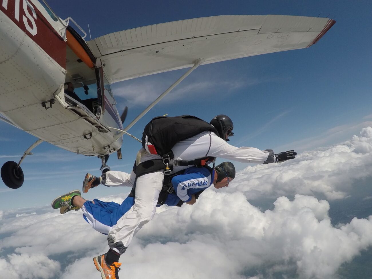 saut parachute chute libre sortie d'avion