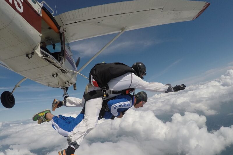 saut parachute chute libre sortie d'avion